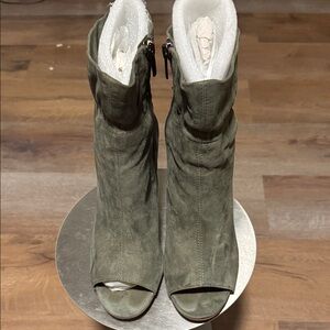 Pre-owne Vince Camuto olive green Suede Peep-Toe Boots